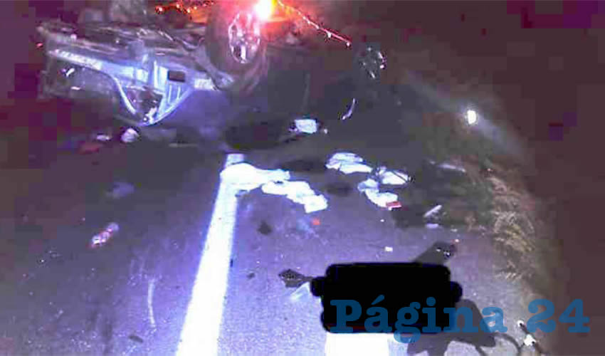 El automóvil Ford Mondeo, con placas del estado de Aguascalientes, chocó contra la barra de contención, se volcó y fue colisionado por un tráiler