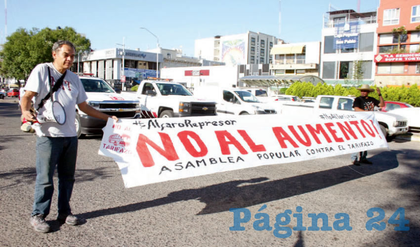 Estudiantes, maestros, padres de familia y hasta niños avanzaron con pancartas y consignas desde el Parque Rojo hasta el centro de Guadalajara para hacer latente su indignación contra el tarifazo lanzado por Enrique Alfaro: “Se benefician él y sus amigos, el pueblo no”, criticaron/Fotos: Francisco Tapia