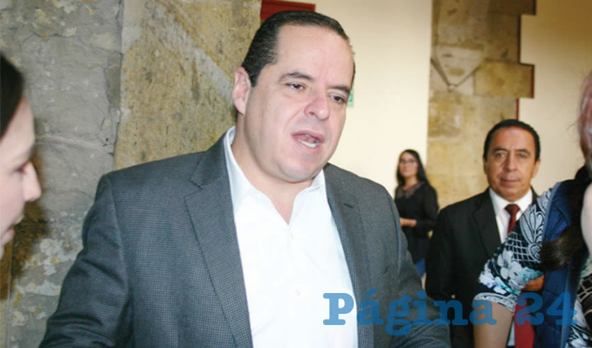 El diputado Enrique Velázquez dijo que luego de que se presentaron magistrados del Poder Judicial para hablar de las modificaciones, “ya los escuchamos, se está trabajando en eso. Yo tengo observaciones, el PAN tiene observaciones, Morena va en contra, el PRI va en contra…”/Foto: Francisco Tapia