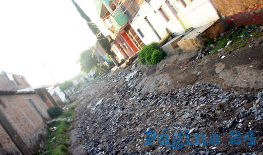 Cada domingo, el delegado de la comunidad de San Gaspar, en el municipio de Tonalá, cierra calles para hacer tardeadas para sus amigos, dejando aislada al resto de la comunidad, pues ni patrullas, ni ambulancias o transporte público pasan por las maltrechas calles: urge intervención del alcalde Juan Antonio González/Fotos: Francisco Tapia
