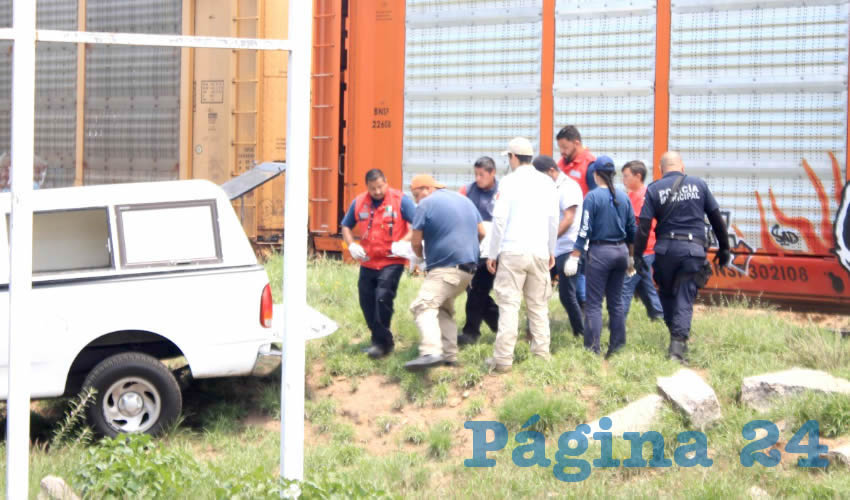 Momento en que las autoridades retiraban el cadáver de la víctima