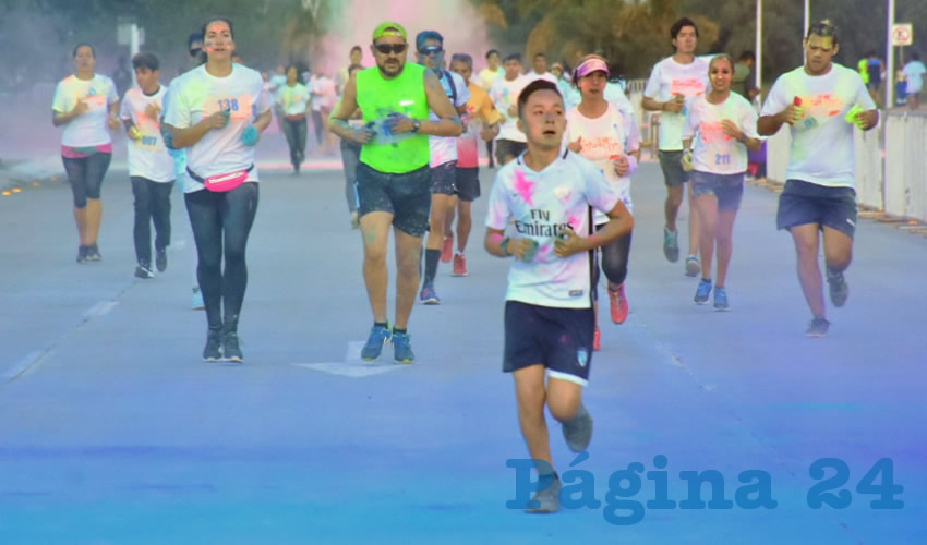 Cientos de j&oacute;venes se dieron cita en el lugar , quienes tuvieron la oportunidad de vivir la experiencia de correr entre polvos multicolores 