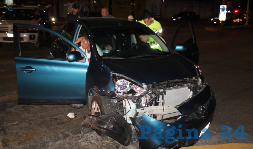 El carro Nissan March presentó daños tanto en el frente como en su parte posterior