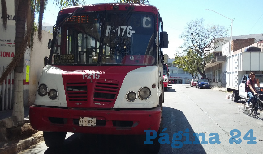 No sólo se trata de que el gobernador Enrique Alfaro revise el incremento a la tarifa; también la ciudadanía merece un transporte eficiente y que no contamine, pues los camiones son de los vehículos que más dañan la calidad del aire/Foto: Archivo Página 24 