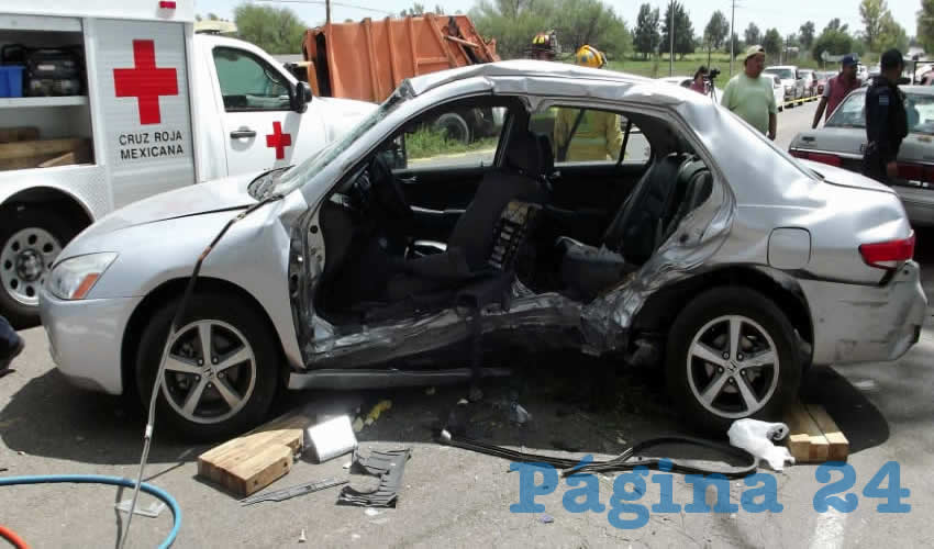 Los rescatistas utilizaron &ldquo;las quijadas de la vida&rdquo;, para rescatar a los tripulantes del autom&oacute;vil Honda gris