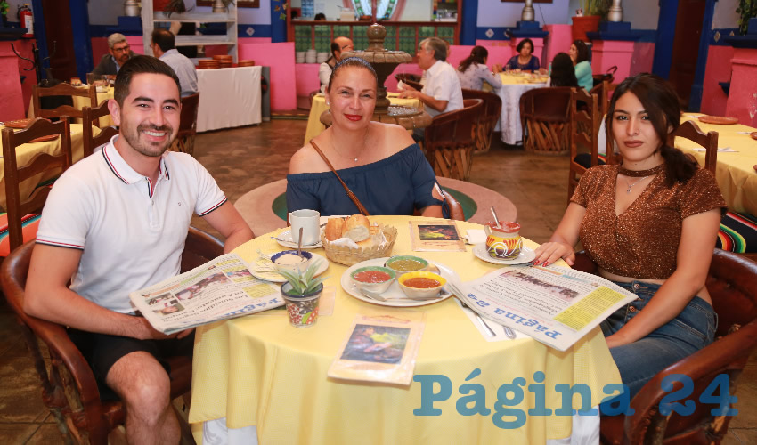En La Saturnina compartieron el pan y la sal Luis Alberto Ruiz, que festeja su cumpleaños, Ana Zepeda y Litzy Jacqueline Naranjo Macías