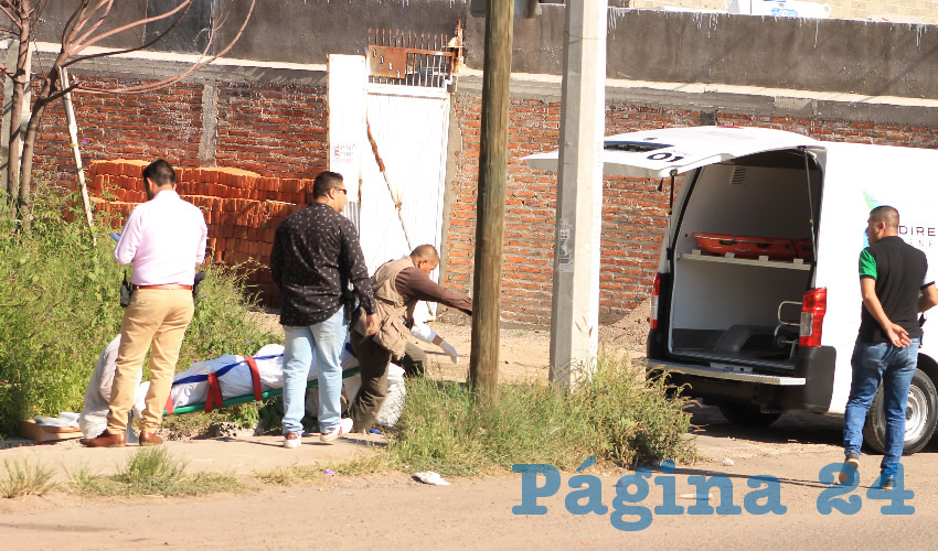 Momentos en que el cuerpo es subido a una camioneta de Servicio Periciales