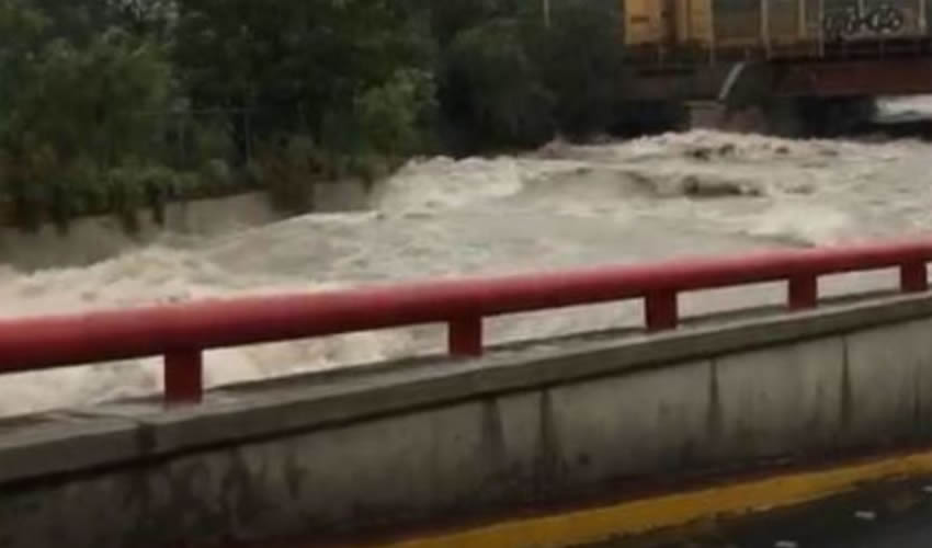 Una avenida de Monterrey, convertida prácticamente en un río a causa de las lluvias provocadas por Fernand (Foto: Especial)