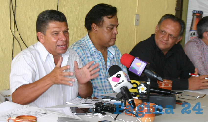 Alejandro Cárdenas, presidente del Parlamento de Colonias, calificó la medida del gobernador como un “decreto de impunidad”, puesto que el mandatario estatal “reconoce que hubo corrupción en el otorgamiento de las licencias, dice que él no las dio, pero sí está dando el permiso para que las habiten (las viviendas de Villa Panamericana), sí está generando un acto de impunidad, de corrupción”, está premiando a los constructores, sentenció/Foto: Francisco Tapia 