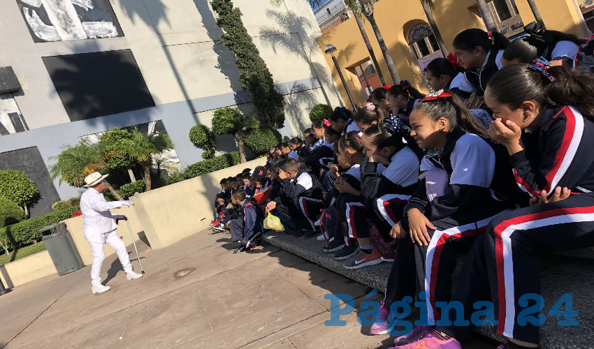 Los alumnos de la Escuela Primaria “Lic. Adolfo López Mateos” de la localidad de Cotorina (Coyotes), conocieron el Palacio Municipal y la Plaza Fundadores
