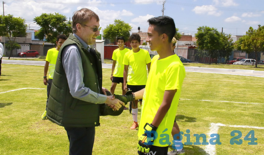Se realizó la inauguración de una nueva cancha de pasto natural para la práctica de futbol 7, la cual es enmarcada por una pista de atletismo con tres carriles