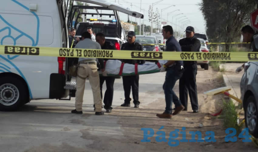 Personal de Servicios Periciales retira el cuerpo de la víctima