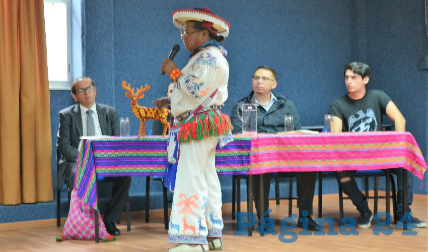 Representantes de la cultura Wixárika, acompañados por artesanos y músicos de su etnia presentaron ante la comunidad universitaria el Encuentro con la Cultura Wixárika (Foto:Óscar Domínguez Caldera)