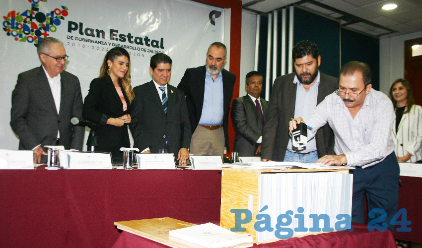 Luego de presumir la plataforma de seguridad, una herramienta digital que permitiría dar seguimiento sobre el índice de delitos y su ocurrencia en la ZMG, el gobernador Enrique Alfaro presumió que en agosto pasado se tuvo una reducción en la cantidad de homicidios dolosos, con 194, en comparación directa al mes de julio, en el cual hubo 215. Vaya logro/Foto: Archivo Página 24