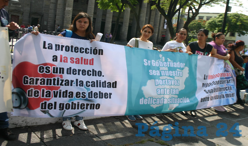 Decenas de personas exigieron al gobernador Enrique Alfaro y a los diputados locales que cuanto antes hagan las diligencias necesarias para bajar recursos que garanticen el suministro de medicamentos para tratar el cáncer… o que al menos les den una fecha exacta/Foto: Francisco Tapia
