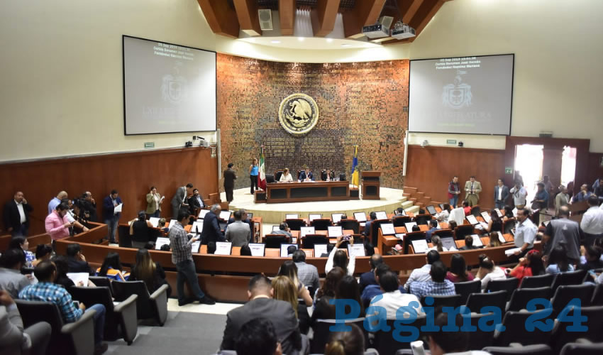 Ayer el pleno del Congreso de Jalisco avaló en primera lectura las reformas que plantean la creación de un constituyente, de acuerdo con la supuesta “refundación” del gobernador Enrique Alfaro, con lo que se permitiría crear una nueva Constititución para Jalisco/Fotos: Francisco Tapia