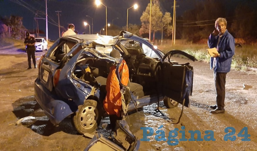 El carro Chevrolet Matiz qued&oacute; destrozado al colisionar contra un tractocami&oacute;n estacionado