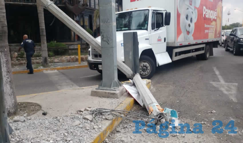 El percance ocurri&oacute; en el cruce de las avenidas Aguascalientes norte y Mahatma Gandhi