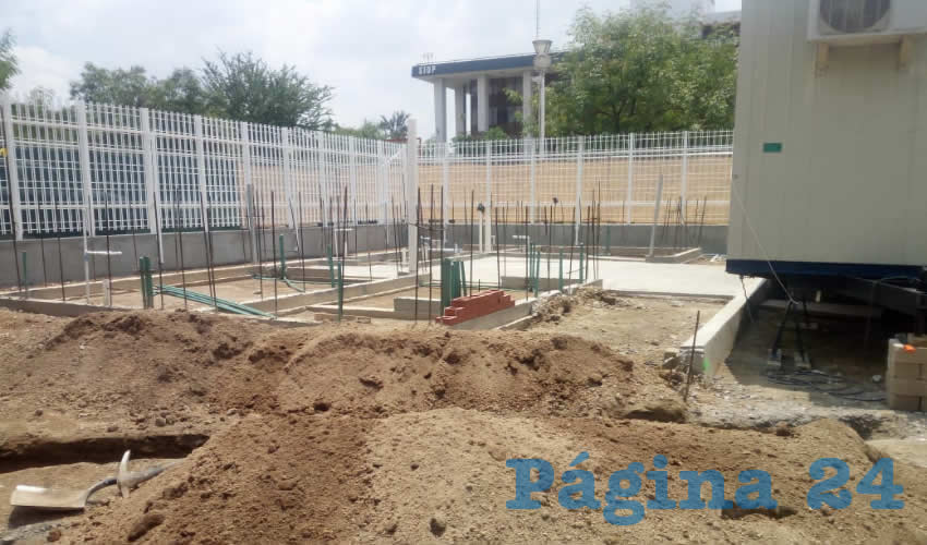 En imágenes de una de estas construcciones incluso se aprecia una lona que señala claramente que se trata de uno de estos centros de verificación vehicular, aún no “reglamentados” por Enrique Alfaro. El predio se ubica a un costado de edificios del gobierno estatal, en el cruce de Magisterio y Tamaulipas/Fotos: Especial 
