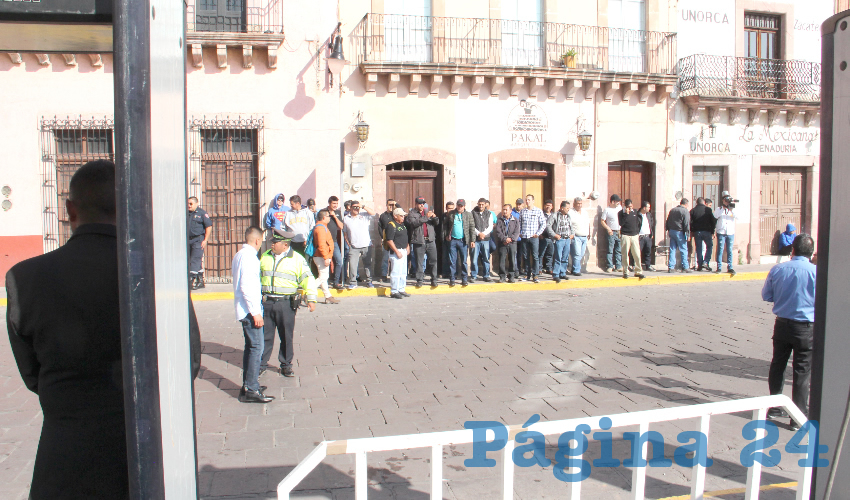 Trabajadores de la Fiscalía General de Justicia del Estado de Zacatecas (FGJEZ) se manifestaron afuera del Congreso local