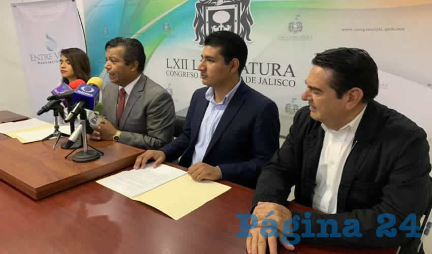 “El tema de la refundación pasará por un tamiz donde el gobierno del estado haga paso a paso todo lo que se tendría que hacer para hacer un proceso que beneficie a Jalisco. Si será un procedimiento de una refundación a modo, Morena no lo va a acompañar”, advirtió el dirigente estatal del partido (derecha)/Foto: Cortesía