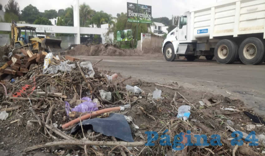La entrada al canal que era apenas transitable, seguía anegada de lodo y basura, en tanto que trabajadores de Obras Públicas y de Protección Civil trabajaban a marchas forzadas para limpiar la zona/Fotos: Rafael Hernández Guízar