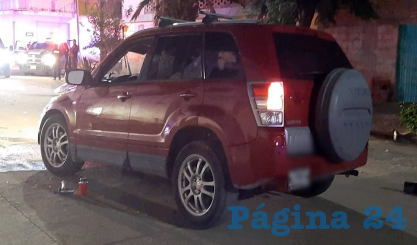 Los delincuentes abandonaron la camioneta Suzuki en la carretera federal 22