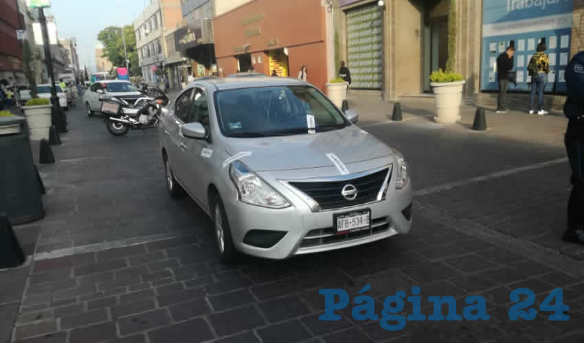 El Uber Nissan Versa gris, tras ser interceptado en el cruce de las calles Juan de Montoro y Morelos
