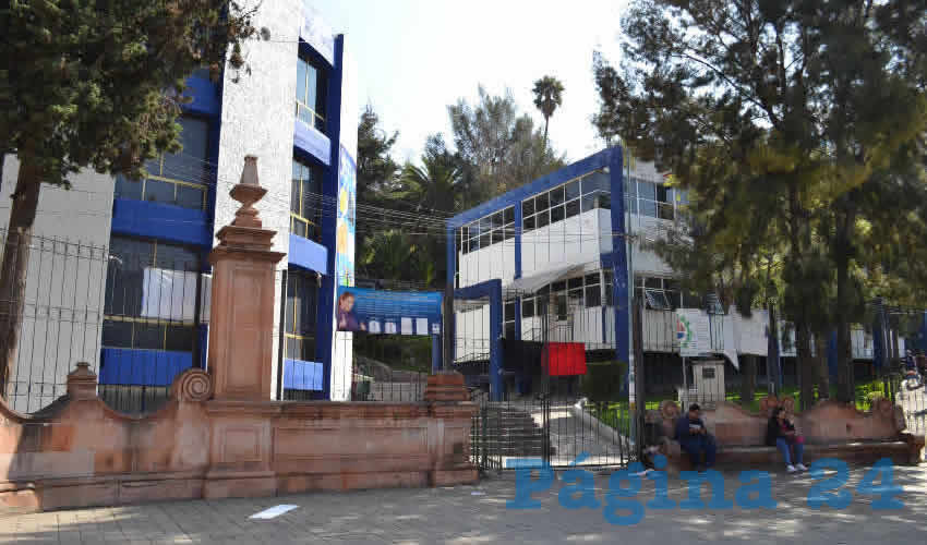 Los paristas informaron las condiciones laborales por las que están contratando personal, debido a que por lo menos una docena de profesores han sido contratados bajo contrato de honorarios, lo que consideraron una irregularidad (Foto Merari Martínez)
