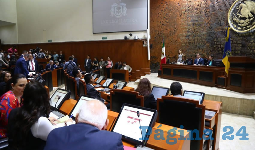 En el Congreso del Estado, la mayoría de los diputados acataron la orden del gobernador Enrique Alfaro, de votar a favor de crear nueva Constitución: La propuesta fue aprobada con 31 votos de MC, PAN, Morena, PRD, Verde y PT; solamente hubo seis votos en contra y una abstención/Fotos: Cortesía