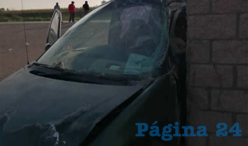 En Pabellón de Arteaga, la camioneta colisionó contra la entrada del rancho San Antonio