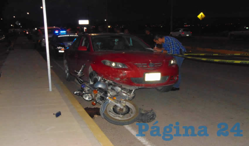 El carro que manejaba la ebria y la moto que tripulaban padre e hijo