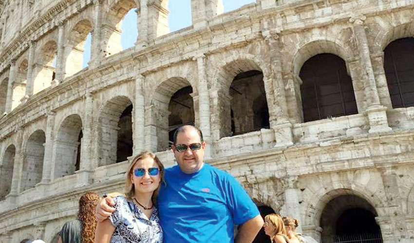 El empresario Arturo Cámara y su esposa Marlene Alejandra Urzua Velasco “pisotearon” la ley de adjudicaciones del estado de Jalisco, pues participó al mismo tiempo con al menos dos de las empresas relacionadas con él, en varias licitaciones y concursos para la venta de uniformes escolares y operativos, de 2014 a la fecha/Foto: Tomada de Facebook