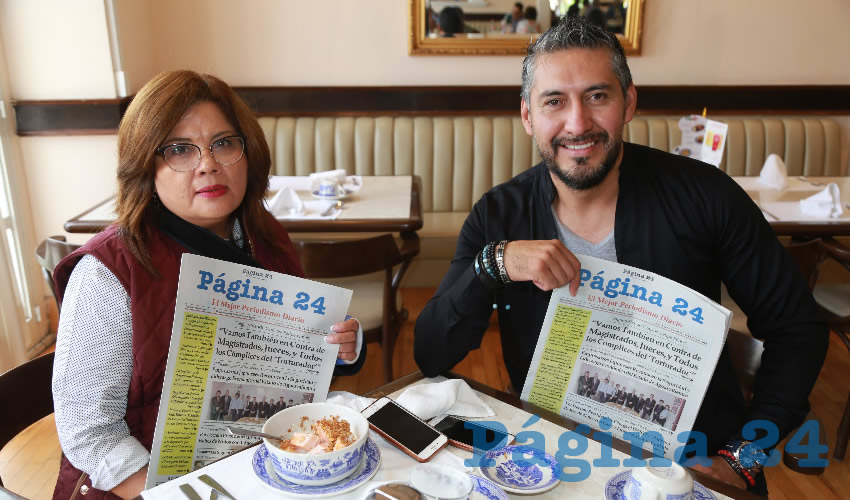 Nidia Zamudio Urrutia e Israel Ortega González, presidente de la agrupación de chatarreros y pepenadores de Aguascalientes; compartieron el primer alimento del día en Sanborns Francia