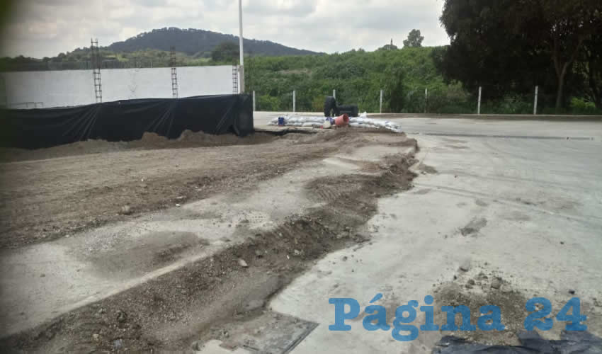 De acuerdo con vecinos, la construcción de una cadena de almacenes sobre avenida López Mateos, en Santa Anita, hizo que se desviaran cauces naturales del agua, lo que ha generado severas inundaciones en la zona, con piedras, ramas y otros materiales arrastrados por la corriente/Foto: Rafael Hernández Guízar 