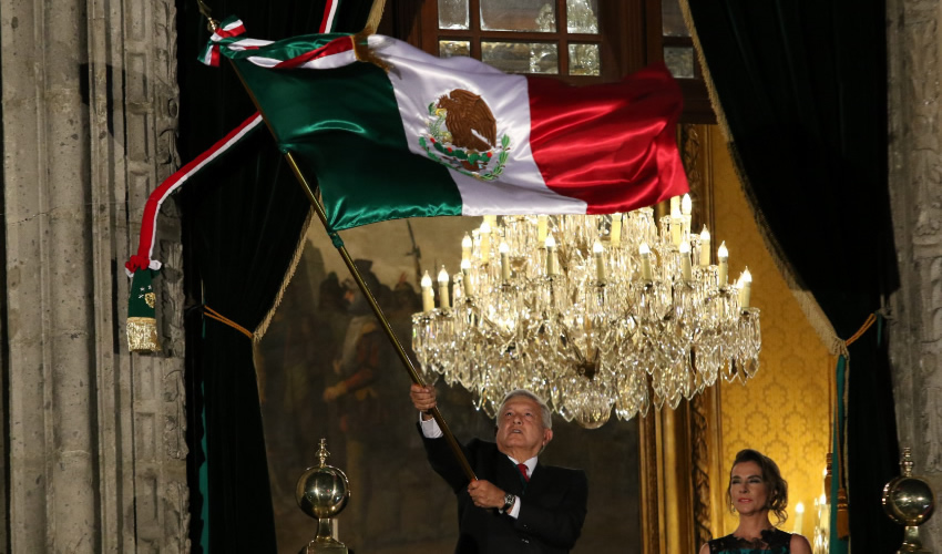 El presidente López Obrador durante su primer grito de independencia/Fotos: Cuartoscuro y YouTube
