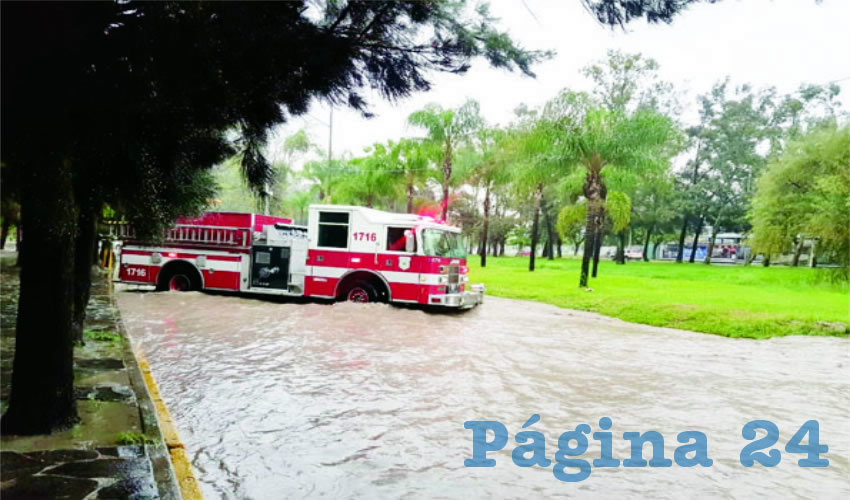 Hace unos días, en el cruce de las avenidas Guadalupe y Clouthier, las tapas de las alcantarillas fueron botadas por la presión de la corriente, y el agua se elevó en columnas de más de medio metro. Esto, según habitantes del lugar, ocurre con cada lluvia/Foto: Archivo Página 24