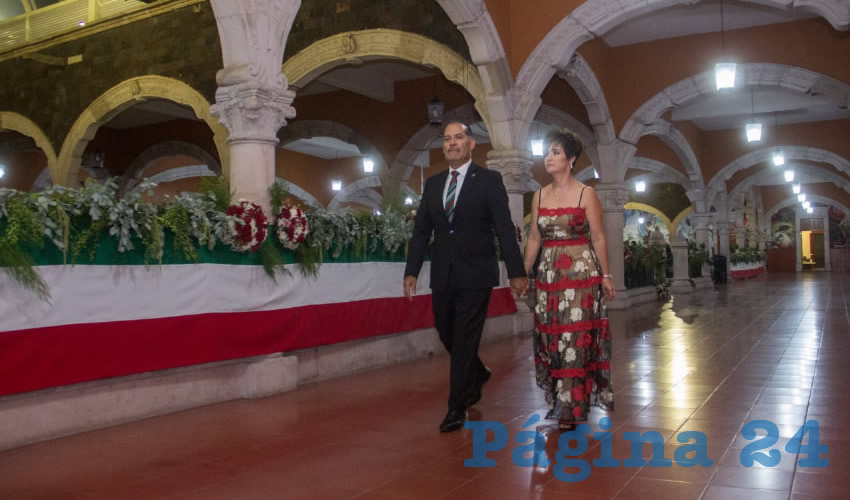 Mart&iacute;n Orozco Sandoval, acompa&ntilde;ado por su esposa Yolanda Ram&iacute;rez de Orozco, desde el balc&oacute;n de Palacio de Gobierno honde&oacute; la bandera y record&oacute; a los h&eacute;roes que nos dieron patria