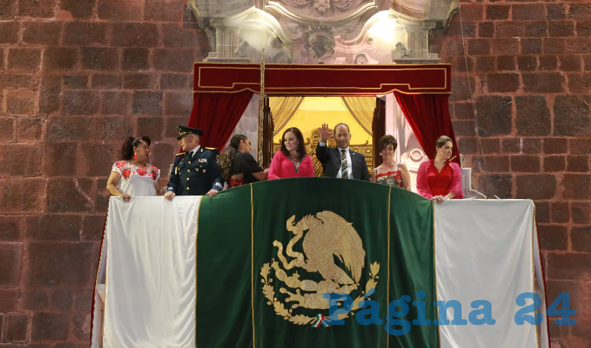 Mart&iacute;n Orozco Sandoval dio el grito de Independencia anoche en la Plaza de Armas ante miles de aguascalentenses 