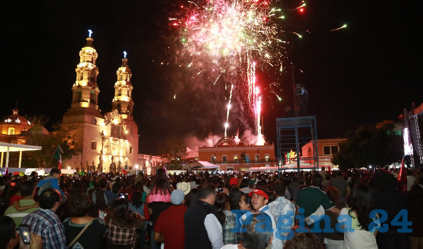 Miles de personas se dieron cita en la Plaza de Armas para gritar desde lo m&aacute;s profundo de su coraz&oacute;n y su garganta: &ldquo;&iexcl;Viva M&eacute;xico!&rdquo;