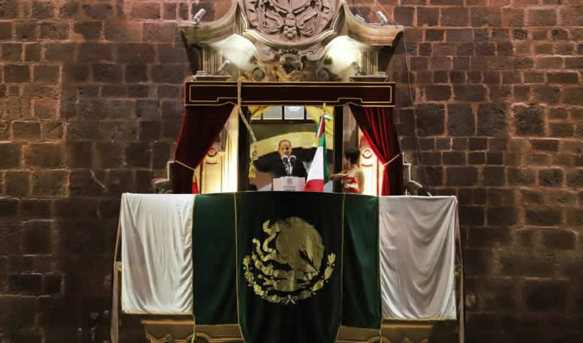 El gobernador del Estado, Mart&iacute;n Orozco Sandoval, encabez&oacute; la ceremonia del tradicional Grito de Independencia ante miles de asistentes que se dieron cita en Plaza de Armas