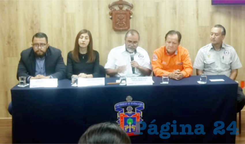 José Luis Velázquez González, responsable de la Unidad interna de Protección Civil de la UdeG, dijo que está todo preparado para que mañana jueves estudiantes, profesores y personal administrativo y operativo sean evacuados en dos ocasiones, uno en cada turno/Foto: Rafael Hernández Guízar