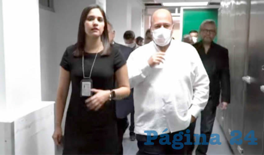 El gobernador de Jalisco visitó ayer el Instituto Jalisciense de Ciencias Forenses, lugar donde presumió una millonaria inversión para un nuevo laboratorio de genética y equipos de extracción de aire: Son muchas las tomas de áreas administrativas, pero sólo una donde se ve a Alfaro con un cubrebocas mientras cruza por la cámara frigorífica y hace el anuncio/Foto: Cortesía