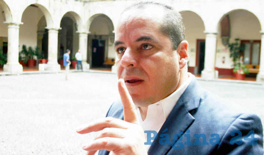 El diputado perredista Enrique Velázquez advirtió que si no se hacen las mejores reformas podrían ser víctimas de una cascada de amparos; por esto, pedirá sacar la prueba del polígrafo, además de buscar soluciones al problema de quitar el haber de retiro/Foto: Francisco Tapia