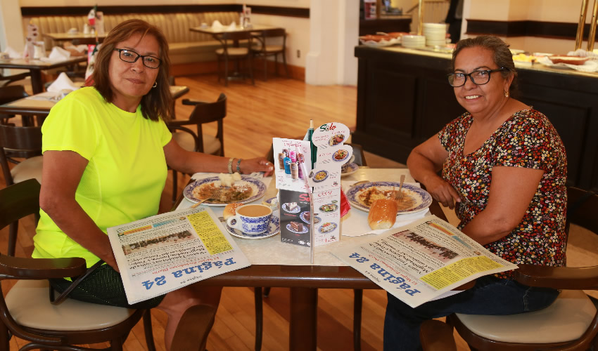 En Sanborns Francia desayunaron Laura Esparza García, que nos visita de las Vegas; y Estela Ramírez de Olmos, que nos visita de Los Ángeles