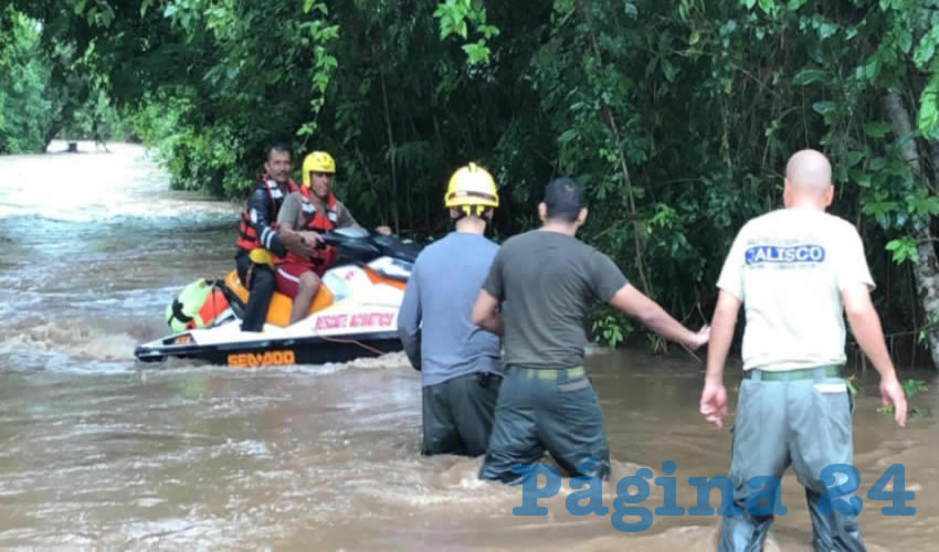 Los 17 habitantes de Chamela fueron rescatados en jet ski. Foto: Twitter @PCJalisco