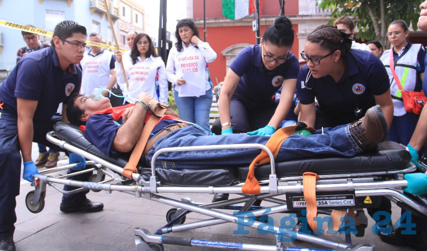 Los cuerpos de emergencia arribaron al lugar y apoyaron el traslado de dos lesionados con quemaduras leves simbólicas