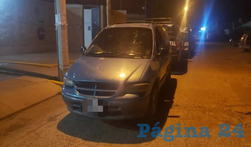 La camioneta Dodge Caravan azul en que intentaban huir tres personas que portaban dinero ap&oacute;crifo