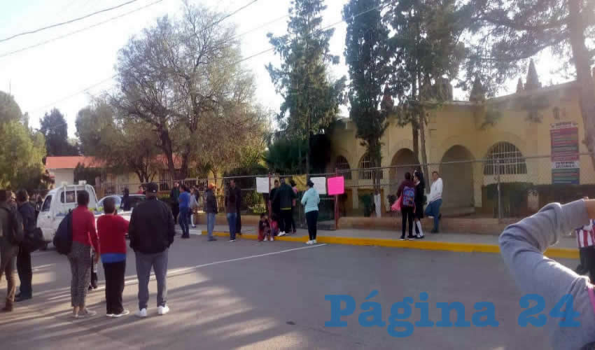 María del Refugio Miranda Gallegos, abuela de una menor que cursa el primer grado, fue quien tomó el plantel con el cobijo de otros padres de familia quienes señalaron directamente a la docente Ilse Delgado Borrego, de maltrato (Foto Merari Martínez)