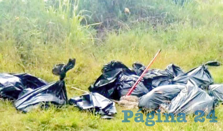 Unas personas que circulaban por un camino de terracería que conduce al predio de Las Tinajitas, bajo el puente del macrolibramiento que cruza la la carretera Ameca-Guadalajara, se toparon con las bolsas, y reportaron el hecho/Foto: Especial